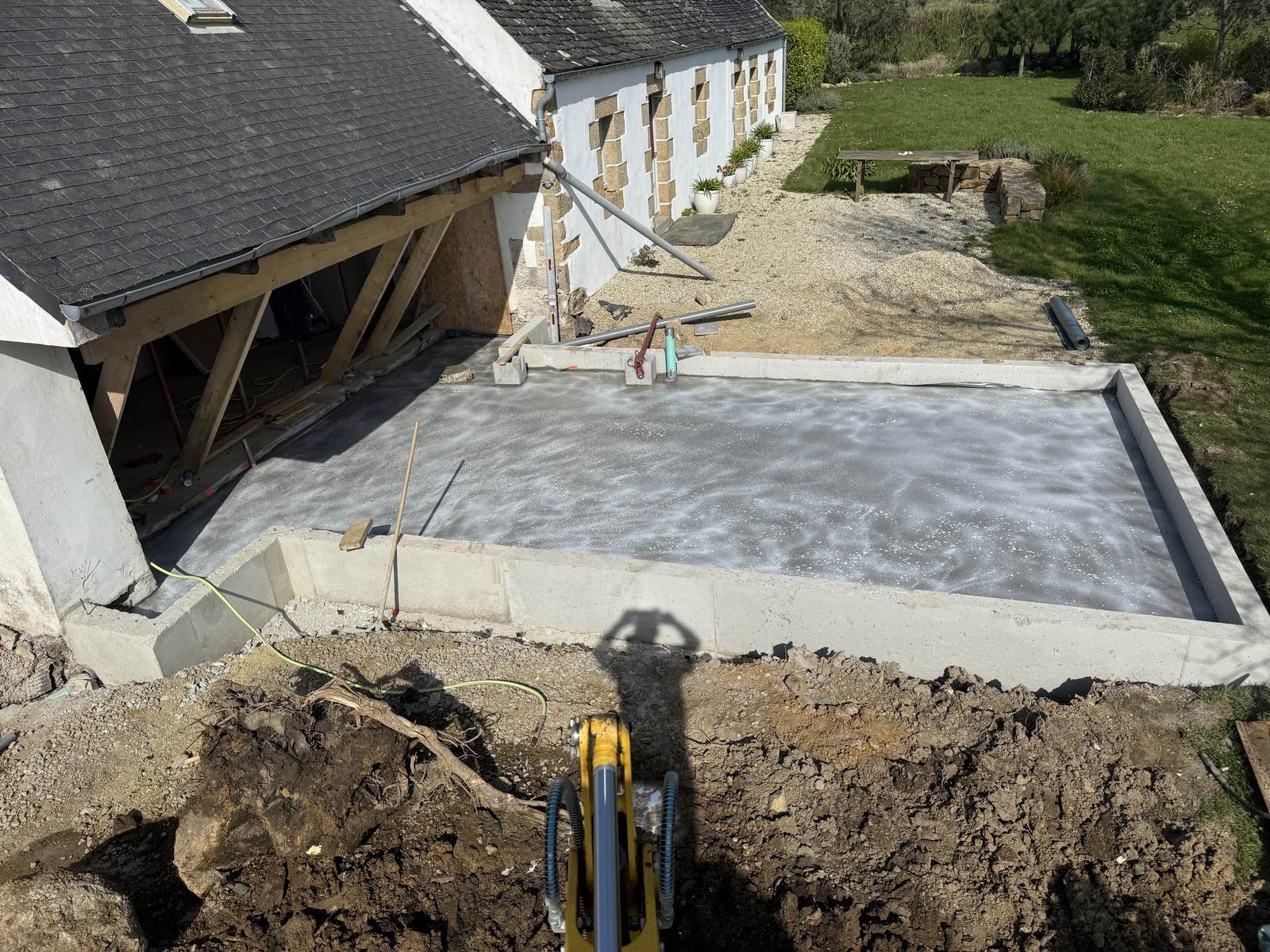 Dalle béton d'extension coulée et lissée par EURL Travaux Construction