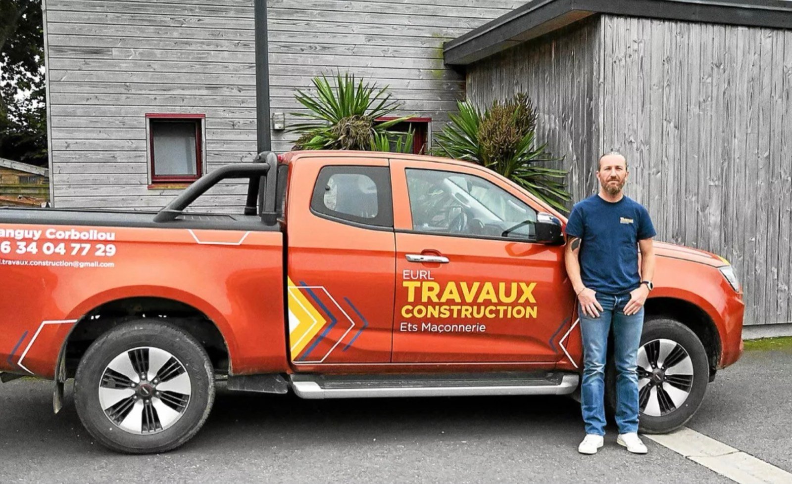 Tanguy Corboliou devant le véhicule de l'EURL Travaux Construction
